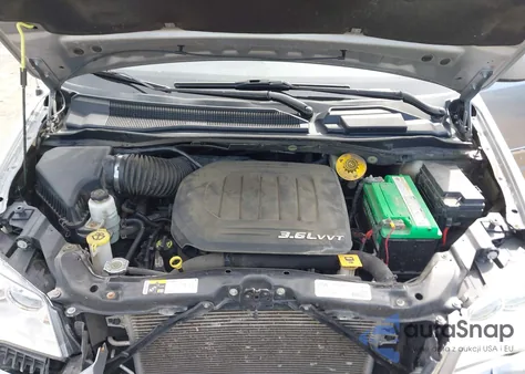 2016 Chrysler Town & Country Touring from USA, damaged, VIN 2C4RC1BG9GR281536